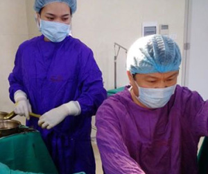 Phẫu thuật cắt bỏ bộ phận sinh dục nam cho cô gái 24 tuổi