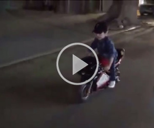 Video: Bé trai lái môtô mini lượn phố gây xôn xao Hà Nội