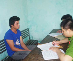 Yêu râu xanh đột nhập vào nhà hiếp dâm thiếu nữ