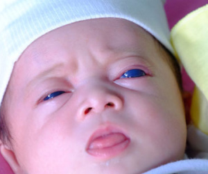 Ánh mắt đầy ám ảnh của "thiên thần mắt xanh" không thấy ánh mặt trời, chưa một lần gặp cha