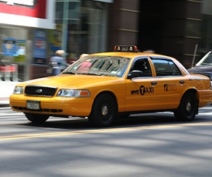 Cô gái Mỹ 23 tuổi bị bắt vì cướp, hiếp nam tài xế taxi