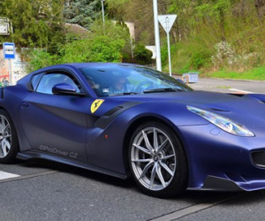 Hàng hiếm Ferrari F12tdf màu lạ xuất hiện tại Cộng hòa Séc