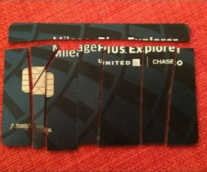 Khách hàng bẻ nát thẻ hội viên của United Airlines