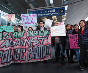 Người Mỹ gốc Việt biểu tình phản đối United Airlines tại sân bay