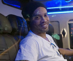 Ronaldinho đến Việt Nam tối 12/4: Nụ cười huyền thoại