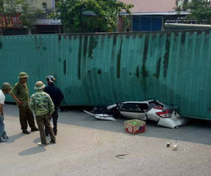 "Sau vài giây, xe con đã bẹp rúm dưới thùng container"