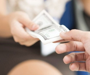 Tôi có sai khi cho bạn của chồng vay tiền mà yêu cầu viết giấy nợ