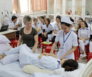 Tuyển điều dưỡng viên sang Đức làm việc lương 60 triệu đồng/tháng