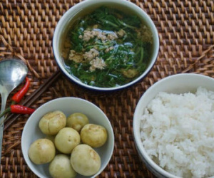 Ăn cơm chan canh với cà muối ngon miệng thật nhưng cần hết sức cẩn trọng!
