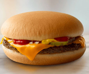 Bé trai Mỹ 8 tuổi tự lái xe tải đi mua hamburger