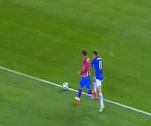 Clip: Cận cảnh pha phạt đền "tưởng tượng” giúp Atletico thắng trận