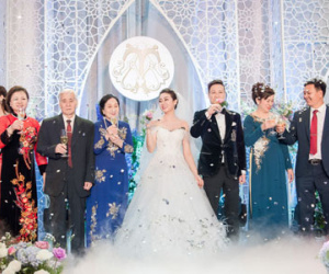 Đám cưới tiền tỷ sân khấu trải toàn hoa tươi nhập ngoại của cô dâu hoa khôi và chú rể Việt kiều