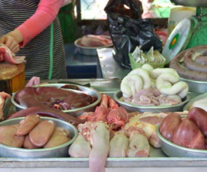 Đuôi lợn Ý, gân bò Ấn Độ: Tây cấm ăn, dân Việt nhậu tuốt