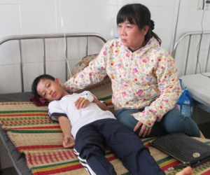 Bị điện giật khi mắc rèm cửa, mẹ chết, con trọng thương