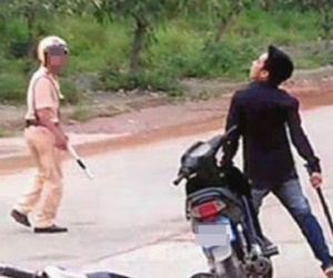 Bị truy đuổi vì vi phạm giao thông, thanh niên hành hung công an