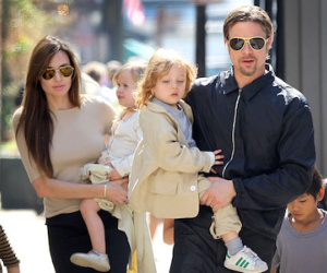 Brad Pitt nổi đóa vì Angelina Jolie để mặc con cho bảo mẫu đánh đập?