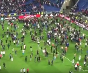 CĐV chạy tán loạn dưới sân sau màn bạo động kinh hoàng ở Europa League