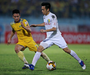 Thắng kịch tính SL Nghệ An, Hà Nội FC lên ngôi đầu bảng V-League