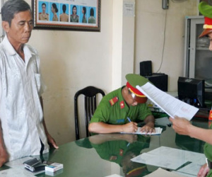 Bắt lão nông 62 tuổi dâm ô với 2 bé gái