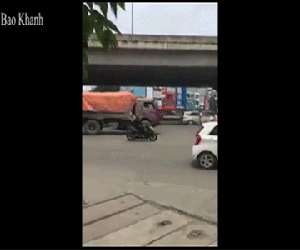Cảnh sát giao thông đuổi theo tài xế lùi xe tải bỏ chạy