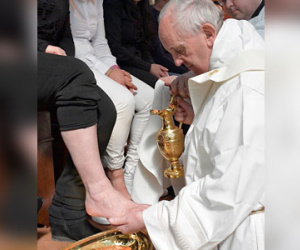 Giáo hoàng Francis rửa chân cho tù nhân trước Lễ Phục sinh