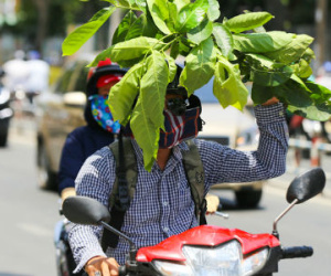 Người Sài Gòn vật vã trong nắng nóng hầm hập đầu mùa