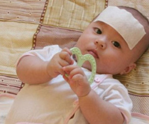 Những cách hạ sốt không cần dùng thuốc nhiều mẹ đã "quên" không áp dụng