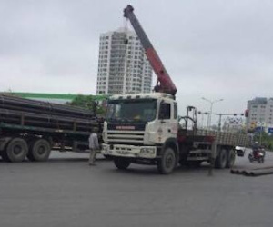 Xe đầu kéo đứt dây chằng, sắt thép rơi xuống đường