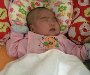 Xôn xao bé gái 2 tháng tuổi đẹp như thiên thần bị bỏ rơi trước cổng chùa