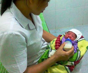 Bé gái sơ sinh còn nguyên dây rốn bị bỏ rơi trước cửa nhà dân