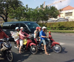 Người Sài Gòn khổ sở với nắng nóng đầu mùa
