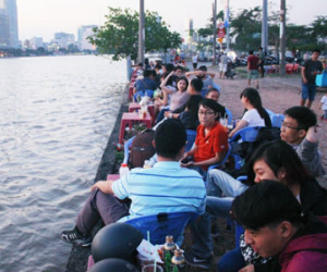 Quán cà phê máy lạnh, bờ sông Sài Gòn hốt bạc nhờ nắng nóng