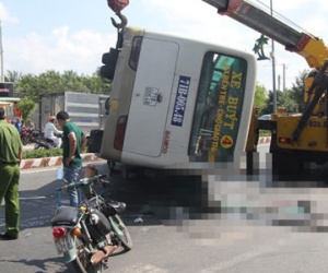 Xe buýt lật đè chết 2 người đi xe máy