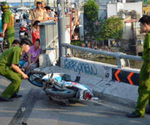 2 thanh niên tông thành cầu, văng xuống kênh Tàu Hủ