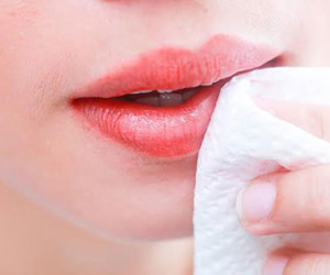 8 điều các nàng nên biết nếu muốn môi không nhoe nhoét khi tô son nước