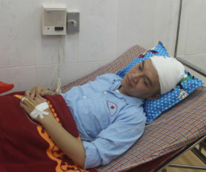 Bác sỹ bị người nhà bệnh nhi đánh: "Tôi đang giải thích thì bố cháu cầm cốc đánh luôn"