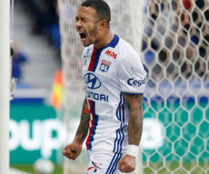 Bạo loạn kinh hoàng: Depay bị hành hung, hủy bỏ trận đấu