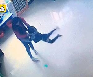 Bé mầm non bị cô giáo tát liên tục vào mặt rồi quăng xuống sàn lớp học