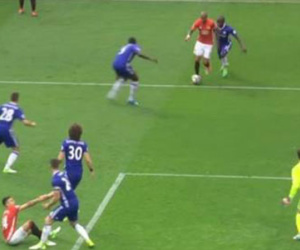 Đội trưởng Chelsea bị fan xỉ vả vì hành động nghĩa hiệp không đúng lúc