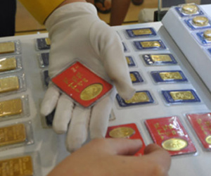 Giá vàng trong nước ngược chiều thế giới