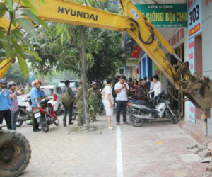 Nghệ An dọn dẹp vỉa hè bằng máy khoan phá, búa tạ
