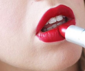 Thường xuyên tô son môi đậm, nữ MC phải nhập viện điều trị vì nhiễm độc chì