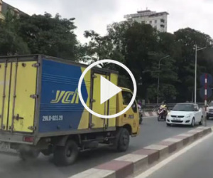 Video: Đi ngược chiều, tài xế xe tải bắt ô tô đối diện tránh đường