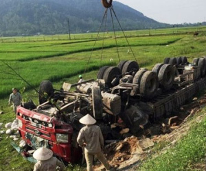 Xe đầu kéo lật ngửa dưới ruộng lúa sau khi tông gãy 20 m taluy