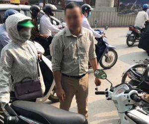 Bắt đền sau va chạm giao thông bất thành, tài xế ô tô ném chìa khóa xe máy của người phụ nữ