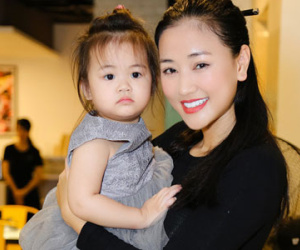 Con gái Maya mắt tròn xoe xinh như búp bê tự tin xuất hiện cùng mẹ