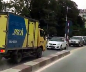 Hà Nội: Xe tải đi ngược chiều, phụ xe vung tay đòi... nhường đường