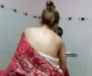 Hai nữ tiếp viên múa thoát y trong quán karaoke ở miền Tây