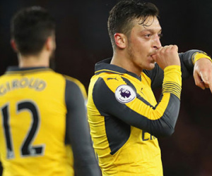 Middlesbrough 1-2 Arsenal: Sanchez sút phạt điệu nghệ, Oezil cũng ghi bàn, Arsenal nuôi hi vọng Top 4