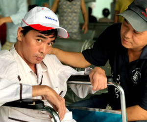 Nguyễn Hoàng nhập viện do chân bị "hóa thạch"